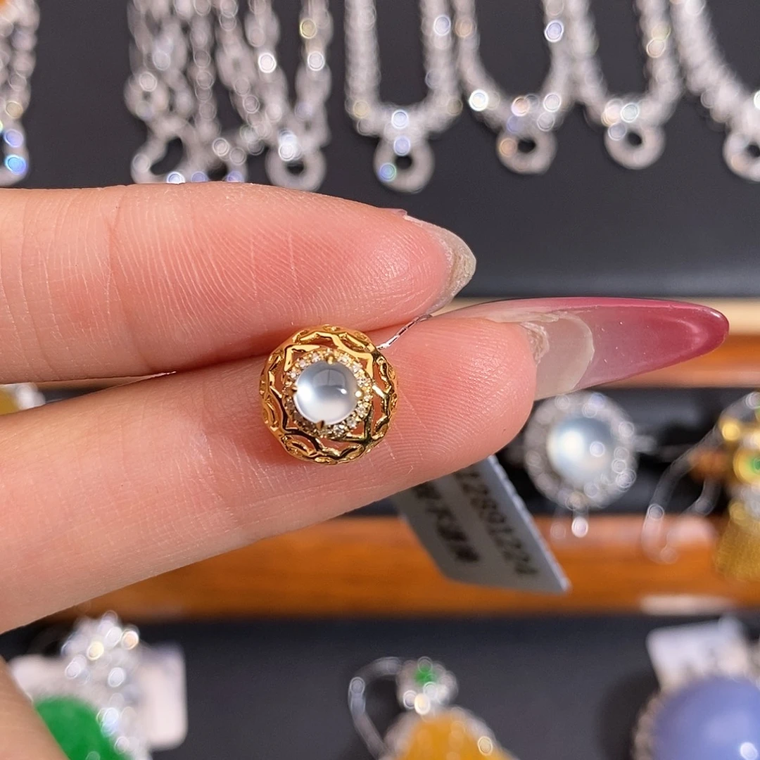 翡翠18K金镶嵌颈饰蛋面