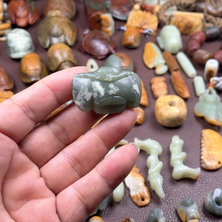 颈饰未镶嵌岫岩河磨玉（透闪石质玉）