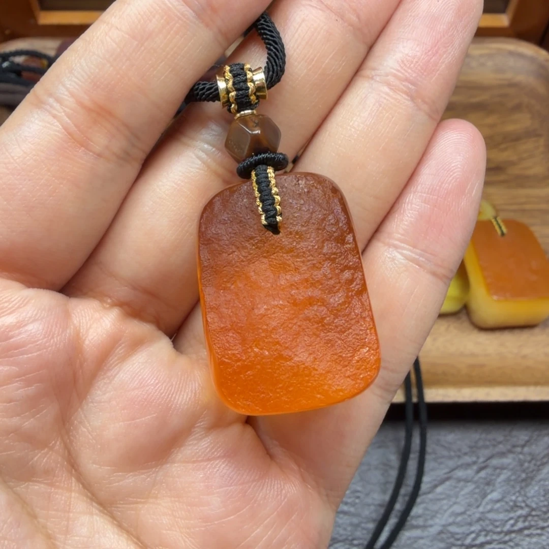 琥珀未镶嵌吊坠(赠链)