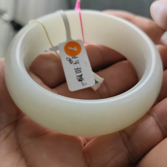 宋***鸿和田玉未镶嵌手镯