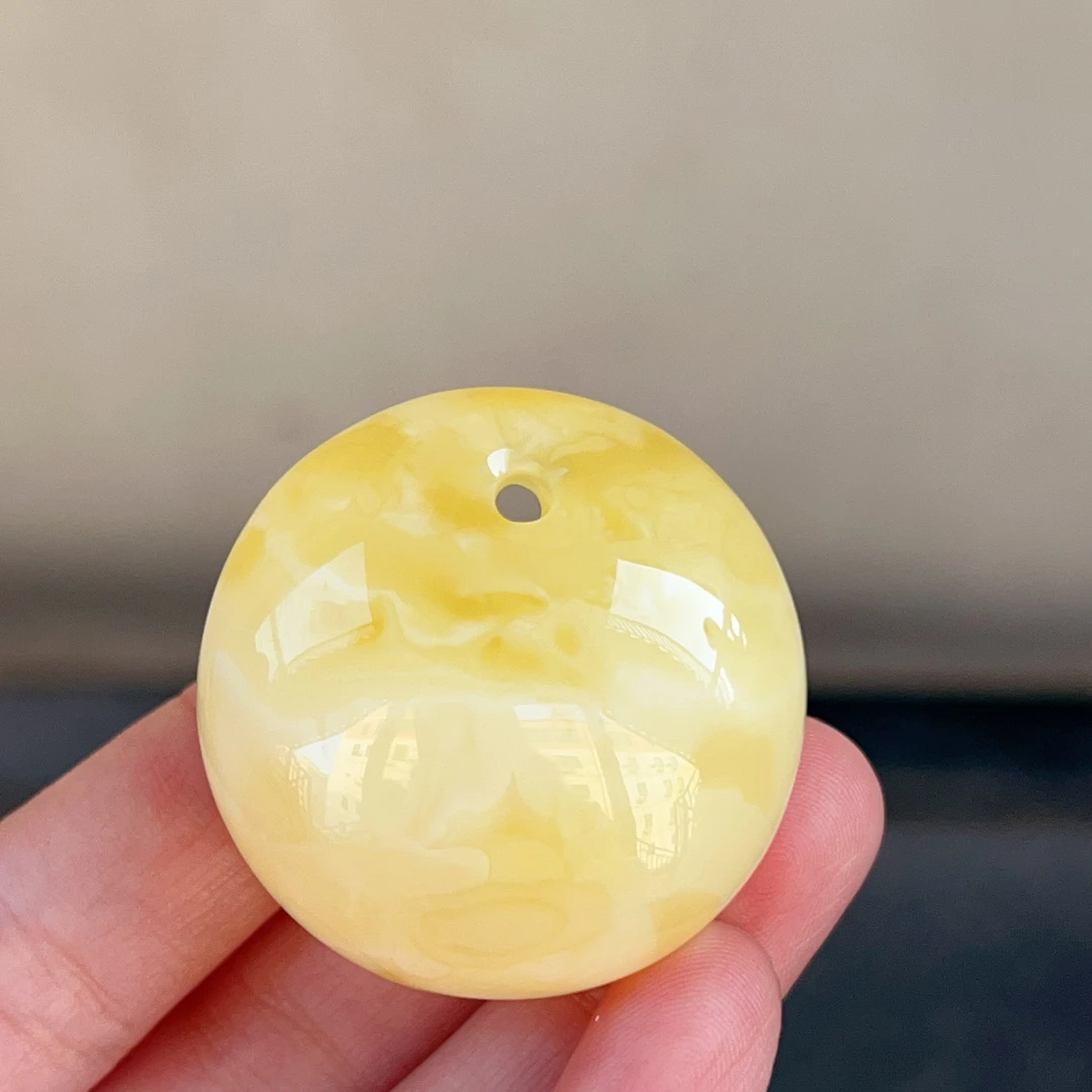 奶白蜡蜜蜡公主扣吊坠，满蜡白花无瑕，22克，尺寸38.8～23mm