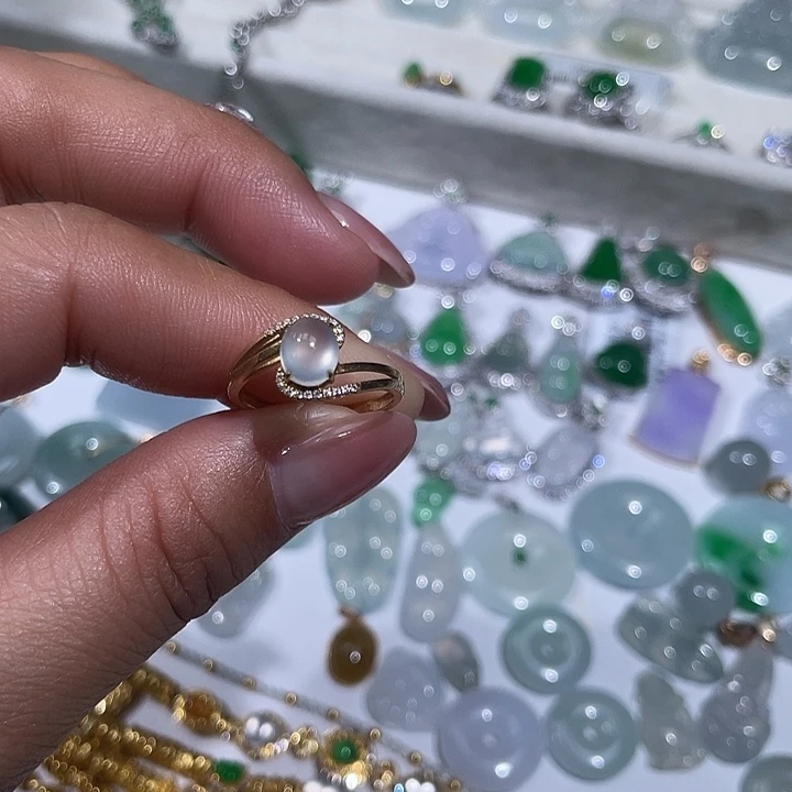 翡翠18K金镶嵌颈饰戒指