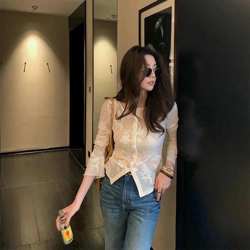 【ALONESAVOR】气质姐姐  蕾丝肌理感褶皱亲肤喇叭袖小衫J211