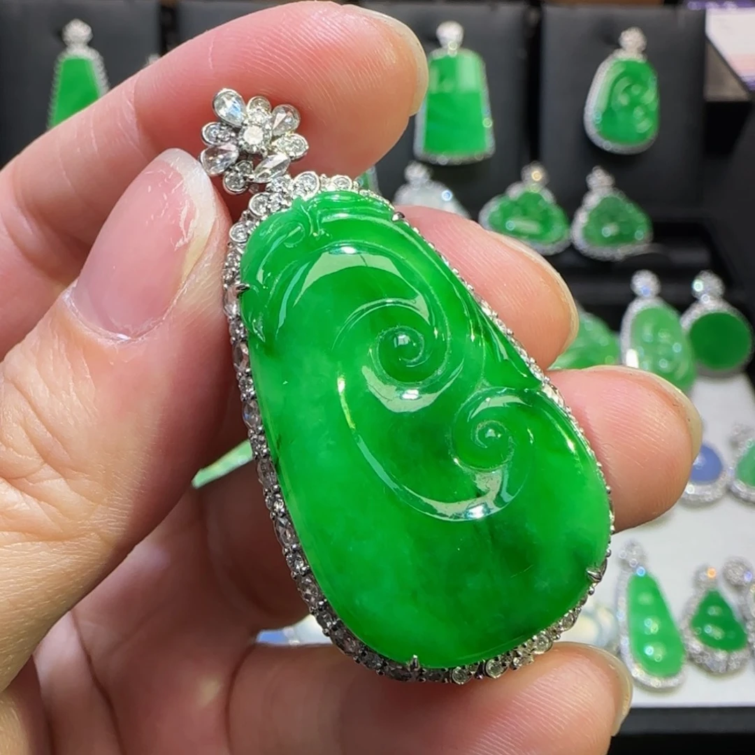 翡翠18K金镶嵌颈饰