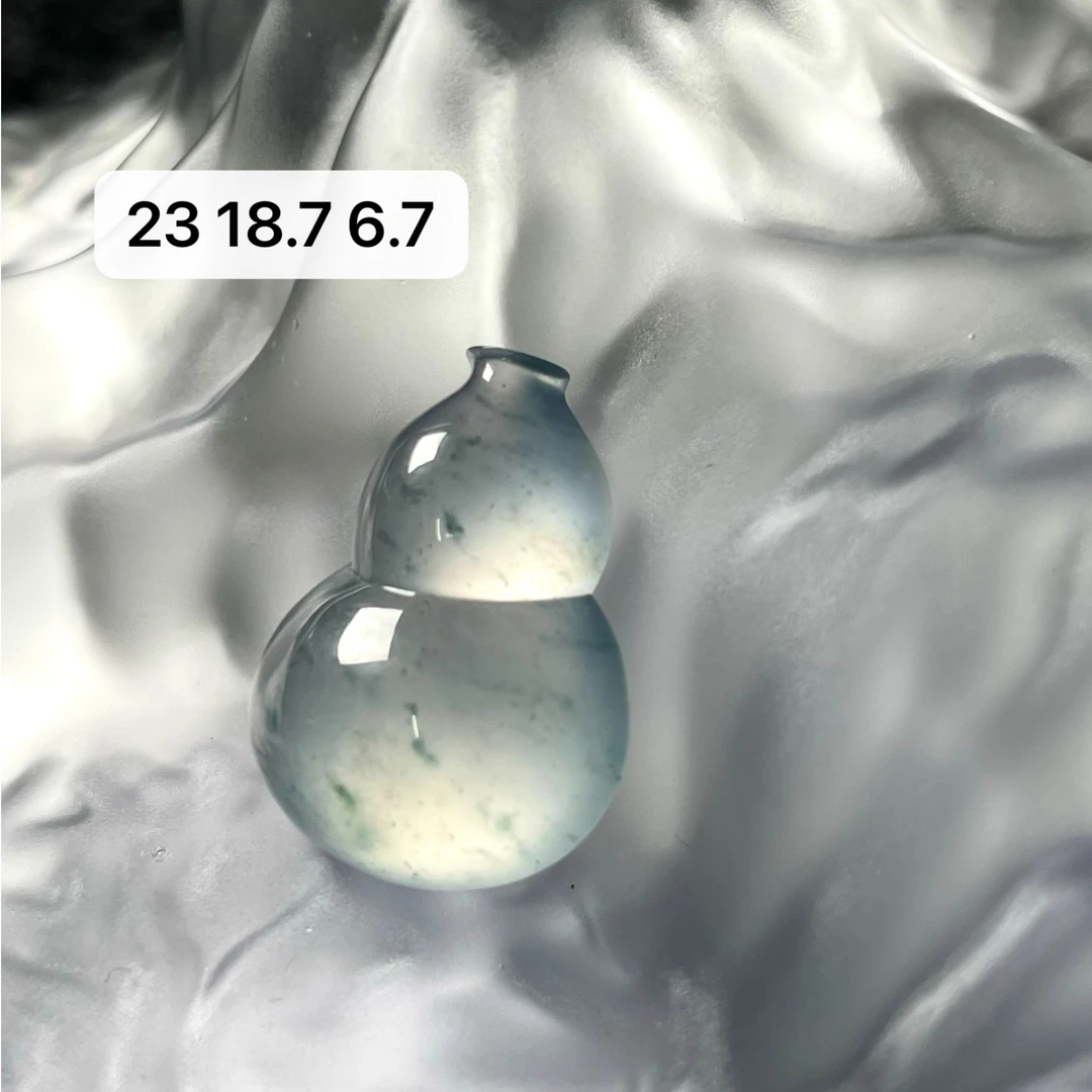 天然a货缅甸翡翠玻璃种飘彩葫芦吊坠