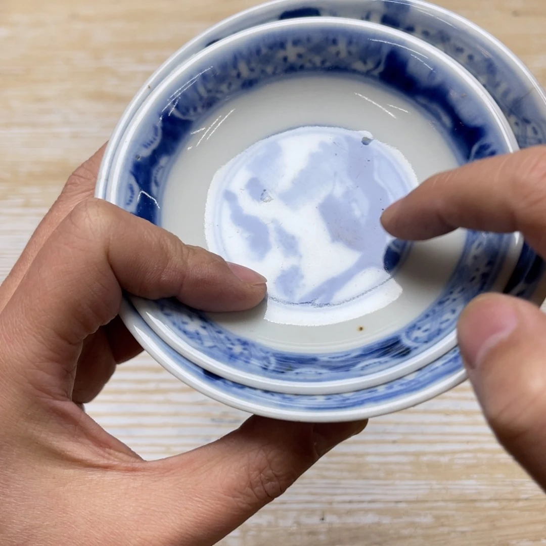 瓷片幸**草密密麻麻地排列着一个
