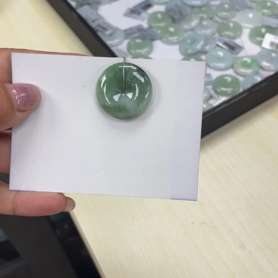 翡翠颈饰未镶嵌平安扣