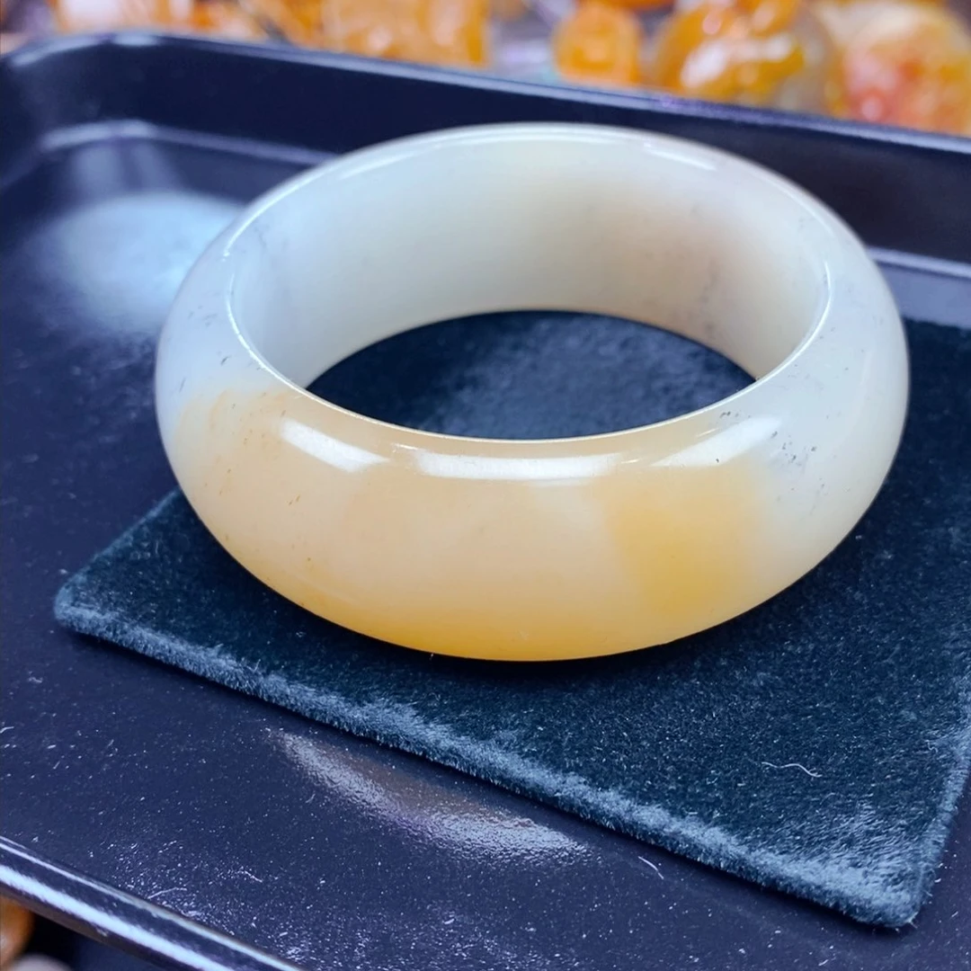 未镶嵌石英质玉（黄龙玉）颈饰
