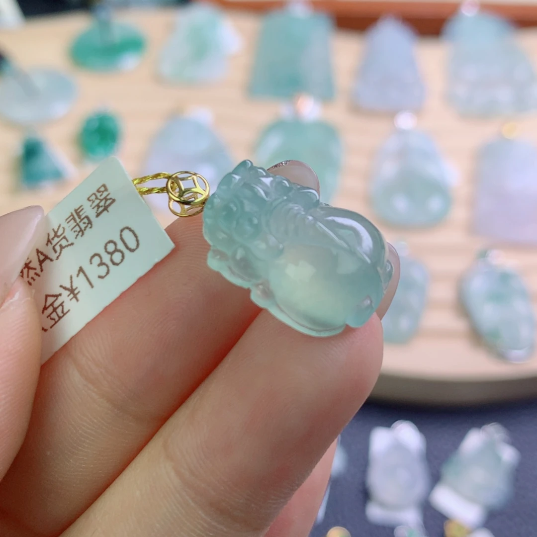 翡翠18K金镶嵌颈饰翡翠吊坠