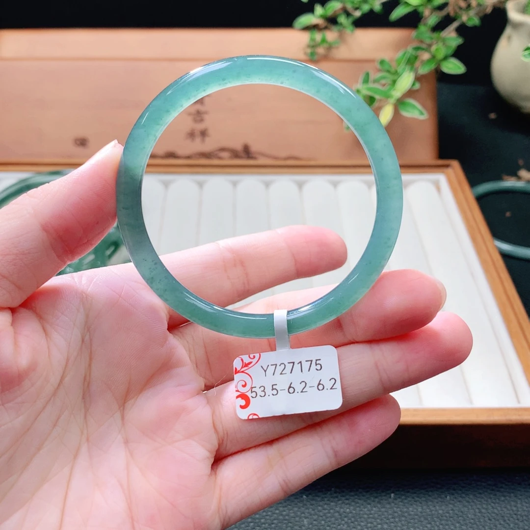 翡翠未镶嵌手镯（圆镯）