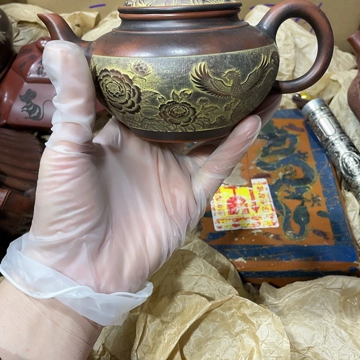 茶壶紫砂原矿泥料，手工制作的一把紫砂壶。