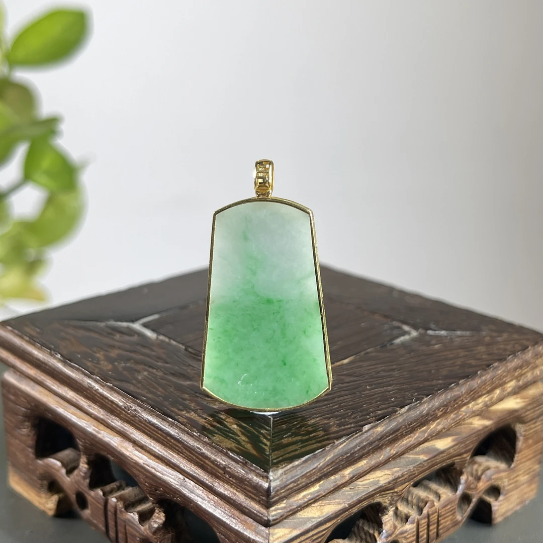 JYB23-148 天然缅甸A货翡翠  18K镶嵌无事牌