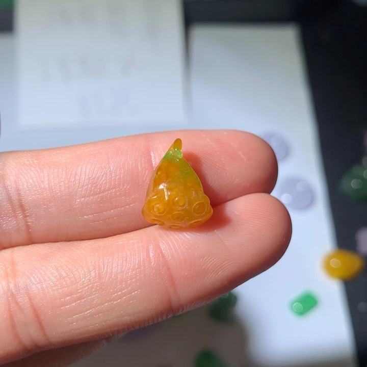 清***河翡翠未镶嵌颈饰挂件