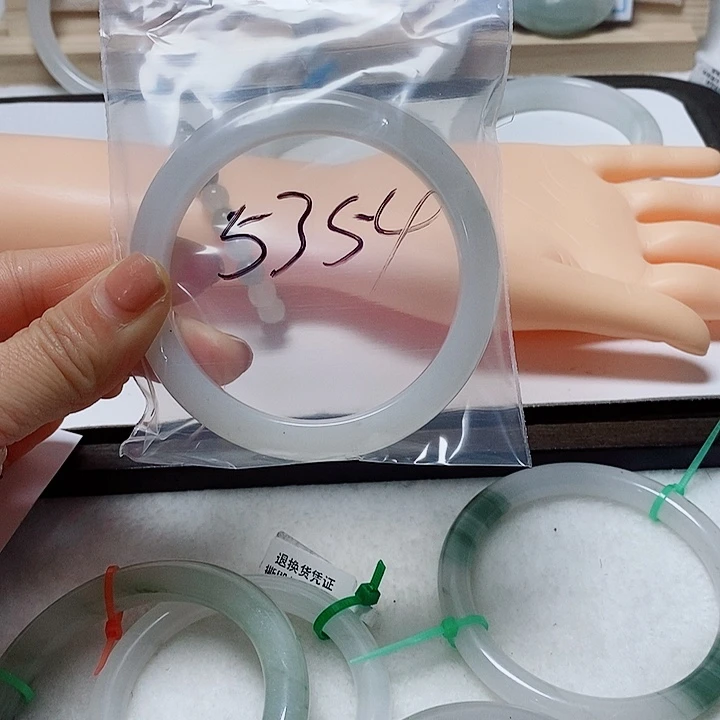 用***9石英质玉未镶嵌手镯