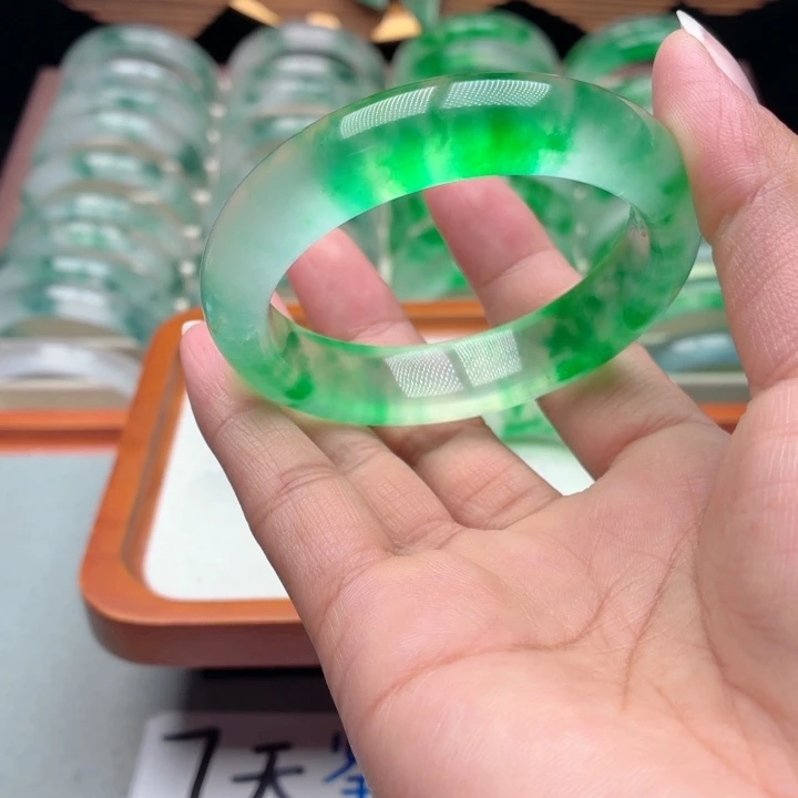 康***¢石英质玉未镶嵌手镯