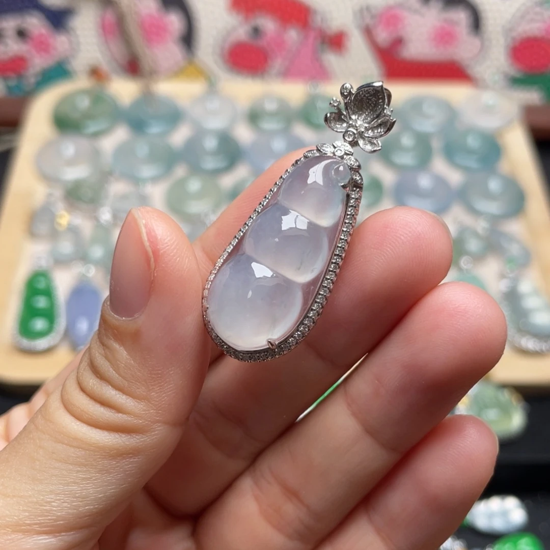 颈饰18K金镶嵌翡翠福豆