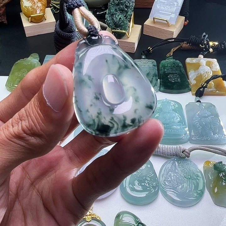 颈饰未镶嵌翡翠冰飘花翡翠福贝