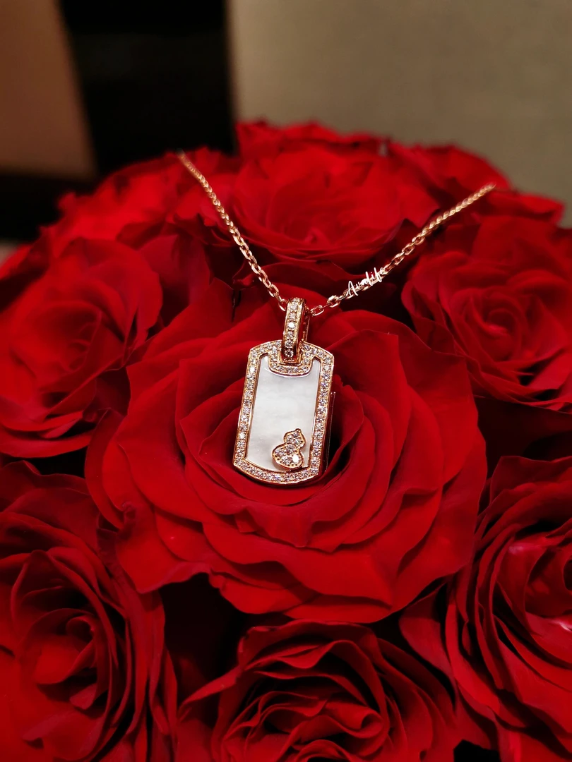 18k金白贝钻石葫芦牌项链