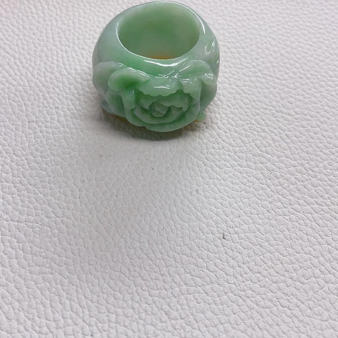 云***青翡翠未镶嵌颈饰戒圈