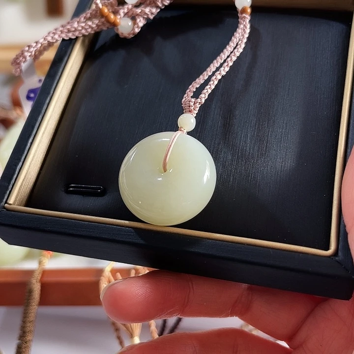 小***脚和田玉未镶嵌颈饰