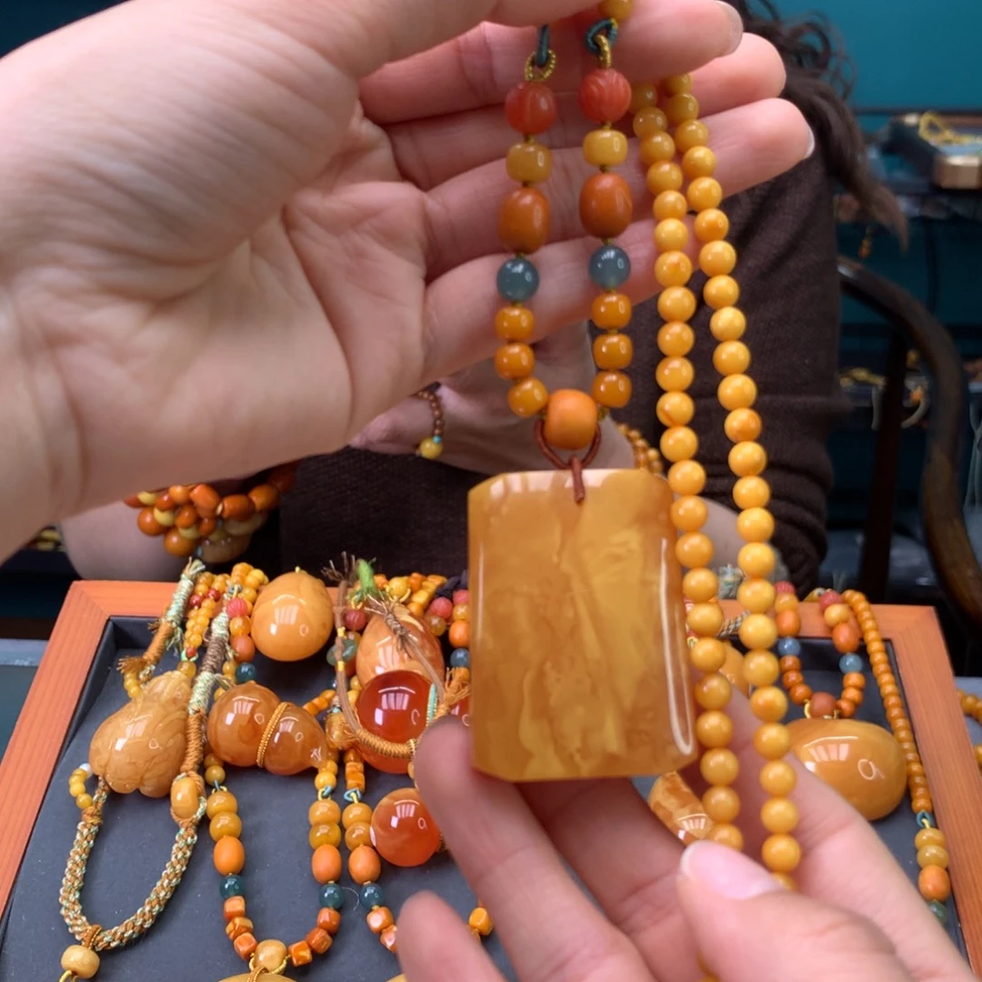 蜜蜡未镶嵌颈饰方牌