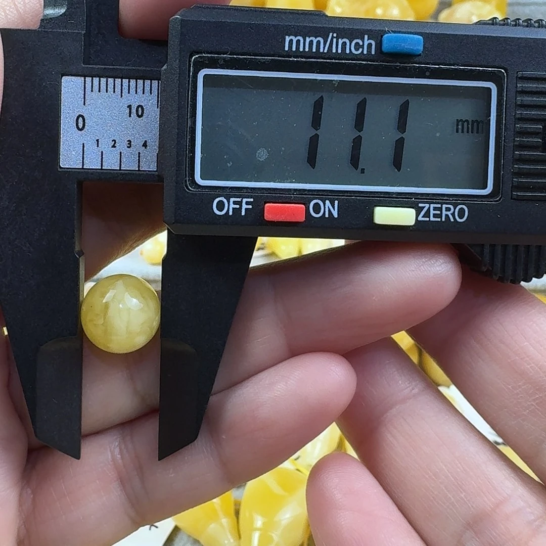 尚****蜜蜡未镶嵌裸石25