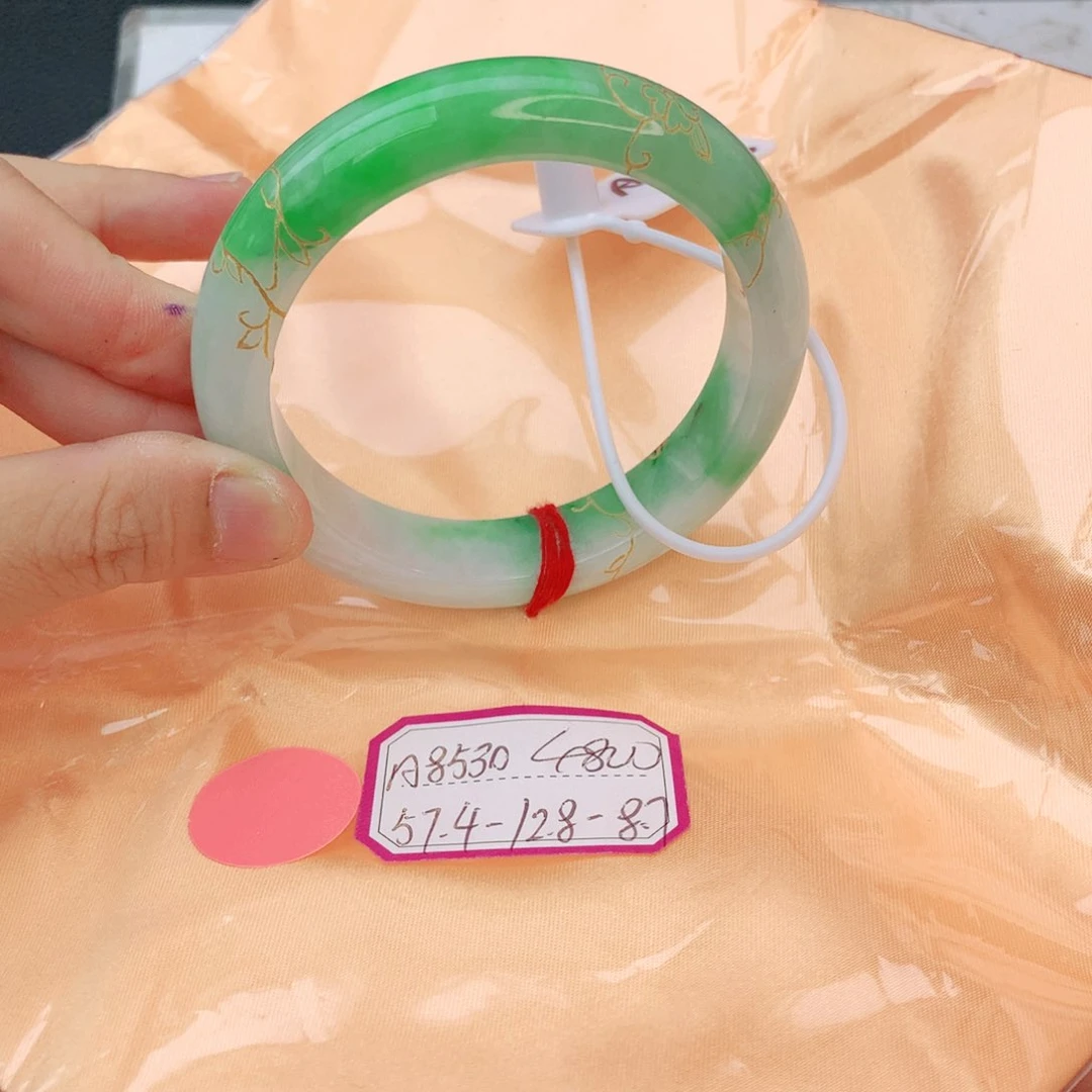 翡翠手镯未镶嵌音***?翡翠