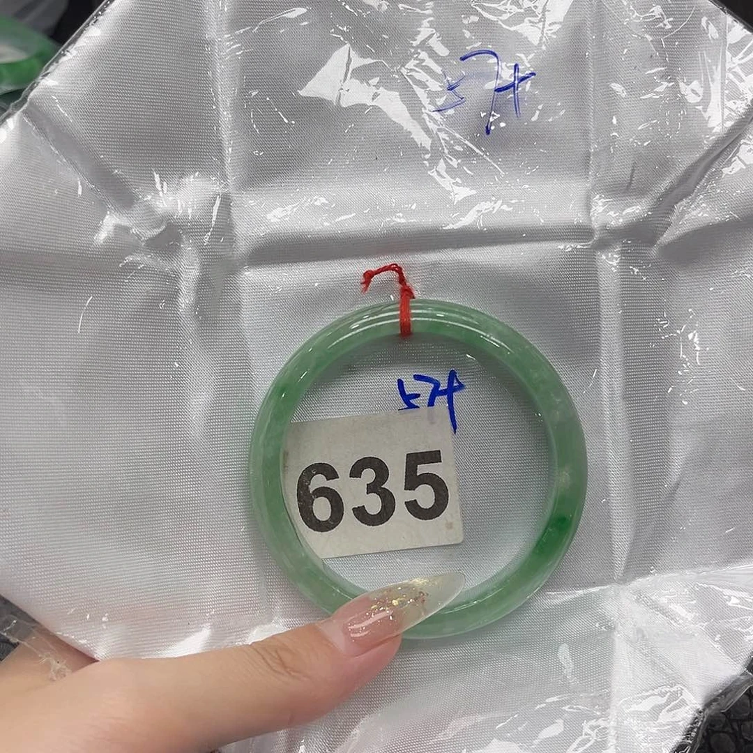 翡翠手镯未镶嵌默认瑕疵