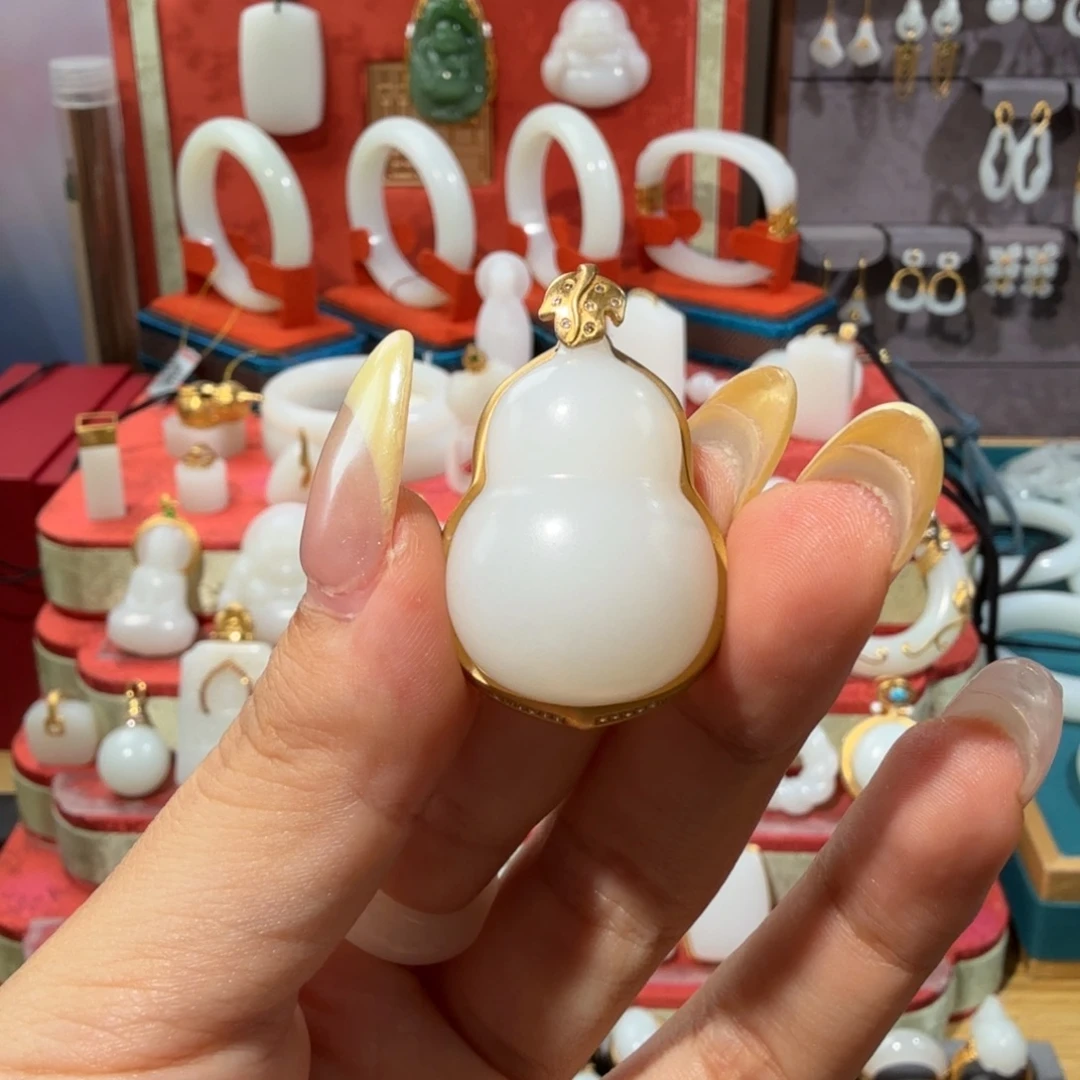 颈饰18K金镶嵌和田玉
