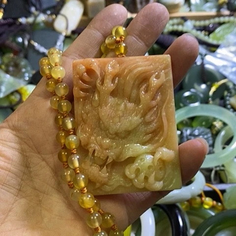 岫玉未镶嵌颈饰一个