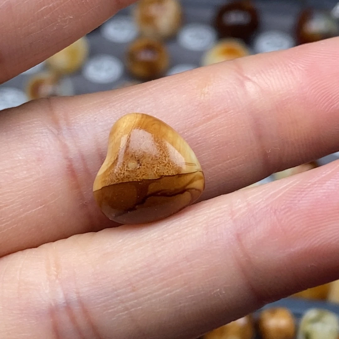 裸石琥珀未镶嵌爱心