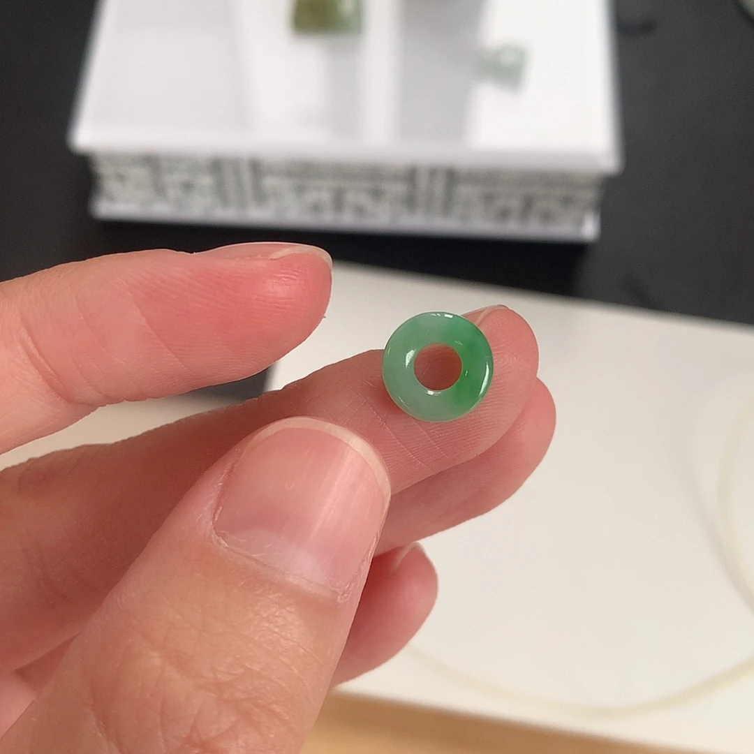 草***酱翡翠未镶嵌颈饰不完美清货