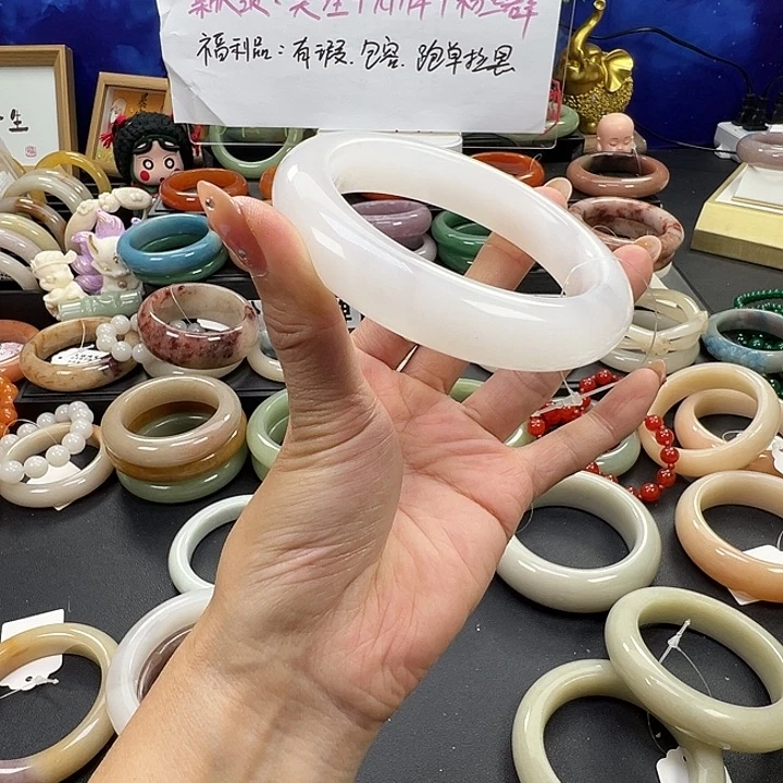 儒***》石英质玉未镶嵌手镯
