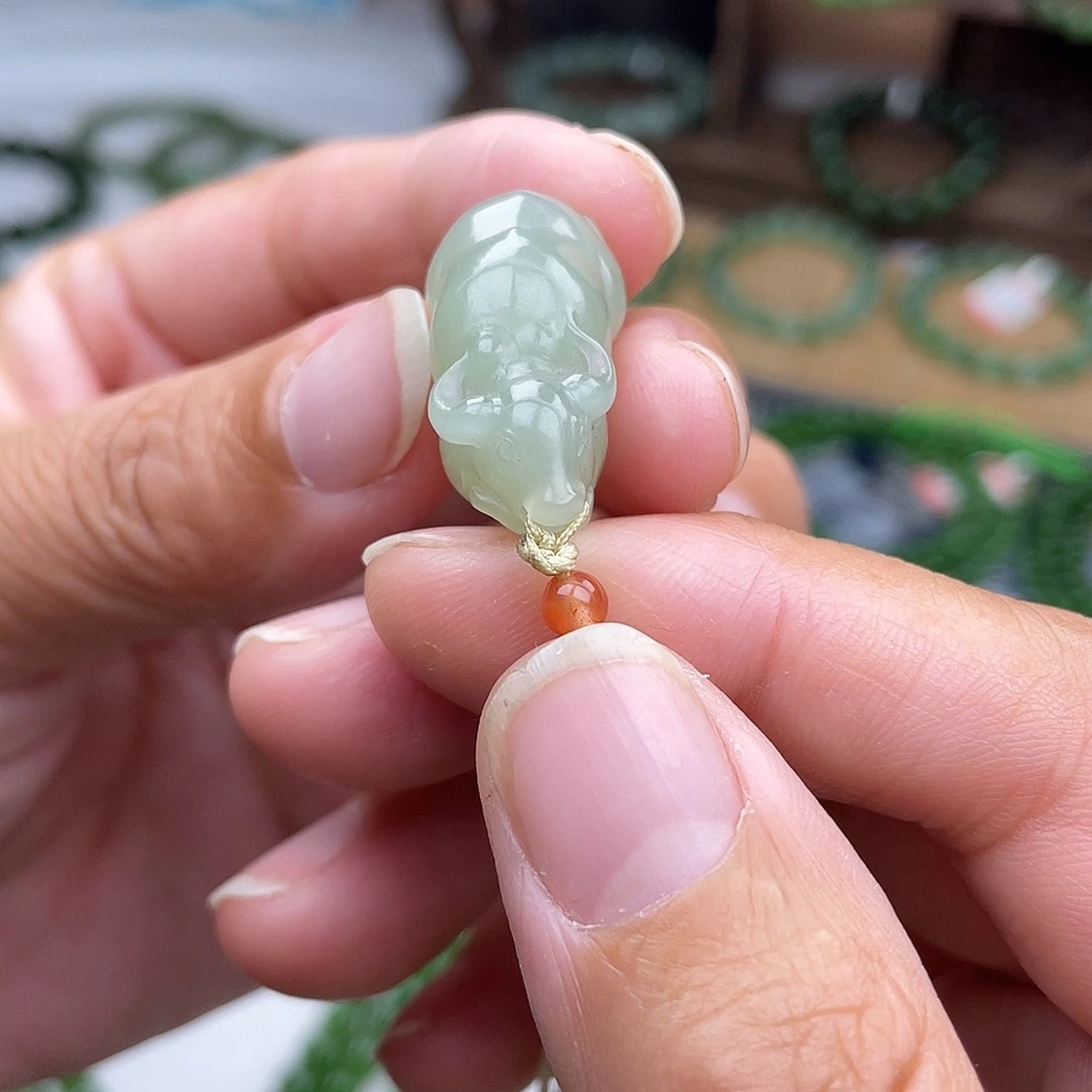 和田玉未镶嵌颈饰牛气冲天冰晴水