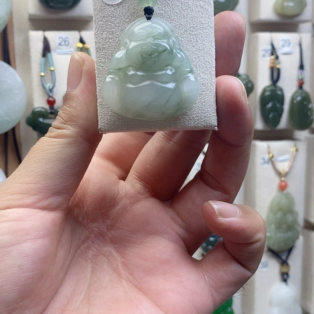 颈饰未镶嵌石英质玉（天山翠）