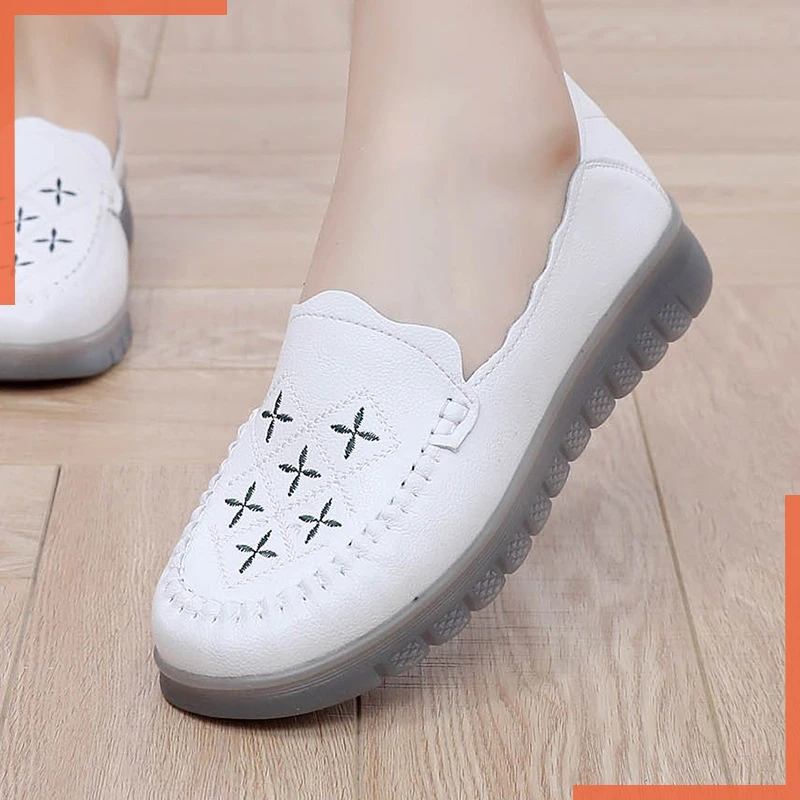 春秋新款妈妈鞋软皮软底舒适单鞋女中年防滑皮鞋直供