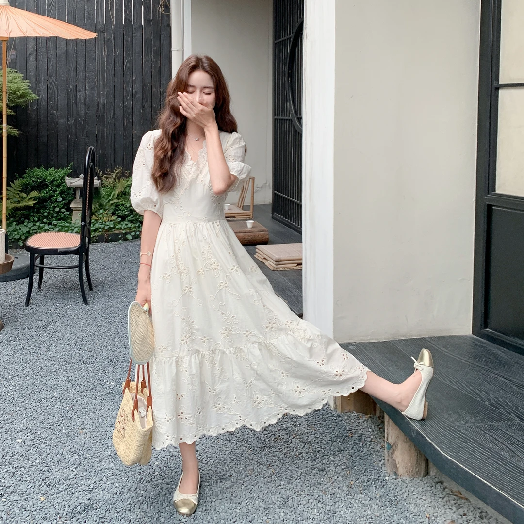 法式温柔白色镂空连衣裙女2025夏季新款设计感V领蕾丝花边A字长裙