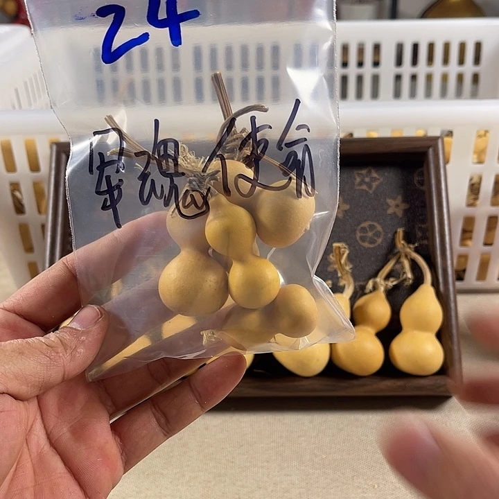 福利院老人赠送文玩