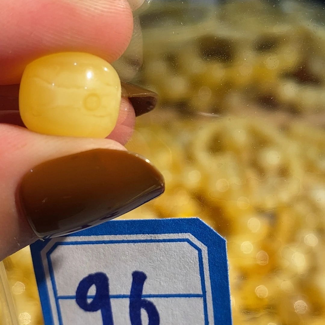 未镶嵌琥珀珠宝奇石96