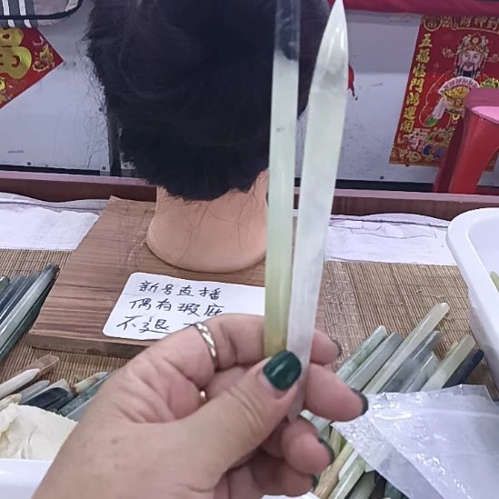 未镶嵌蛇纹石玉岫玉素棍发簪，纯天然俏色。