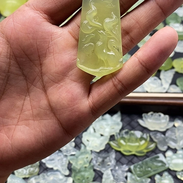 蛇纹石玉未镶嵌颈饰