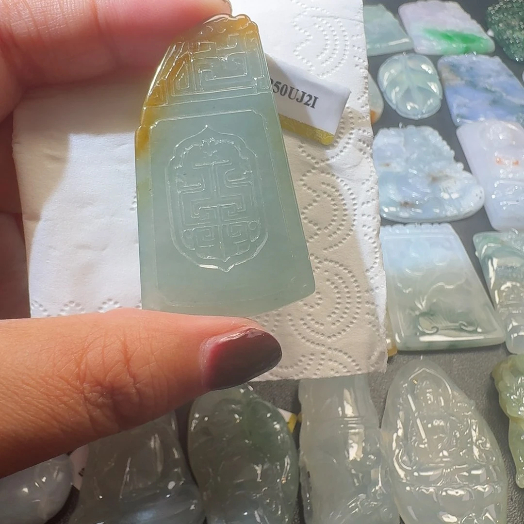 翡翠未镶嵌吊坠(赠链)