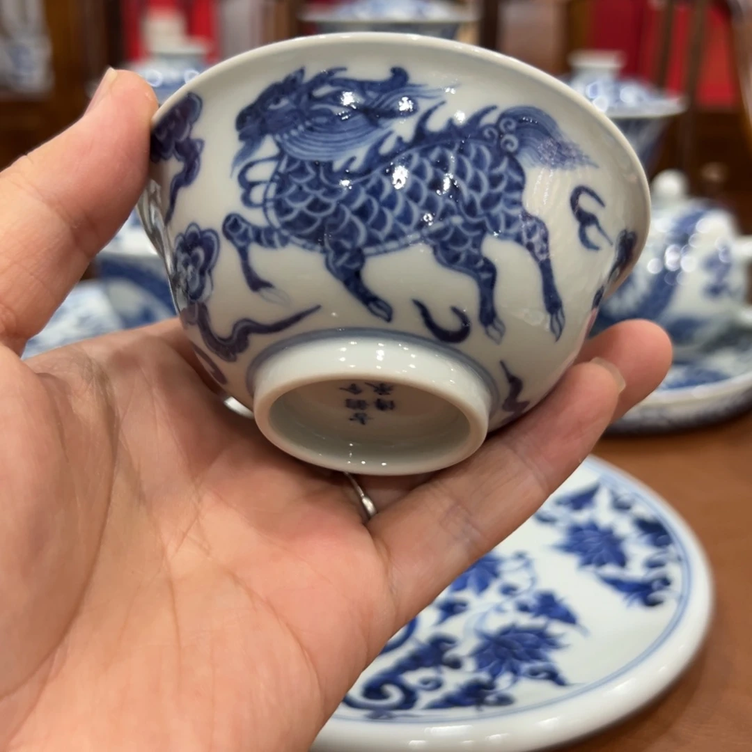 手绘青花麒麟追凤主人杯
