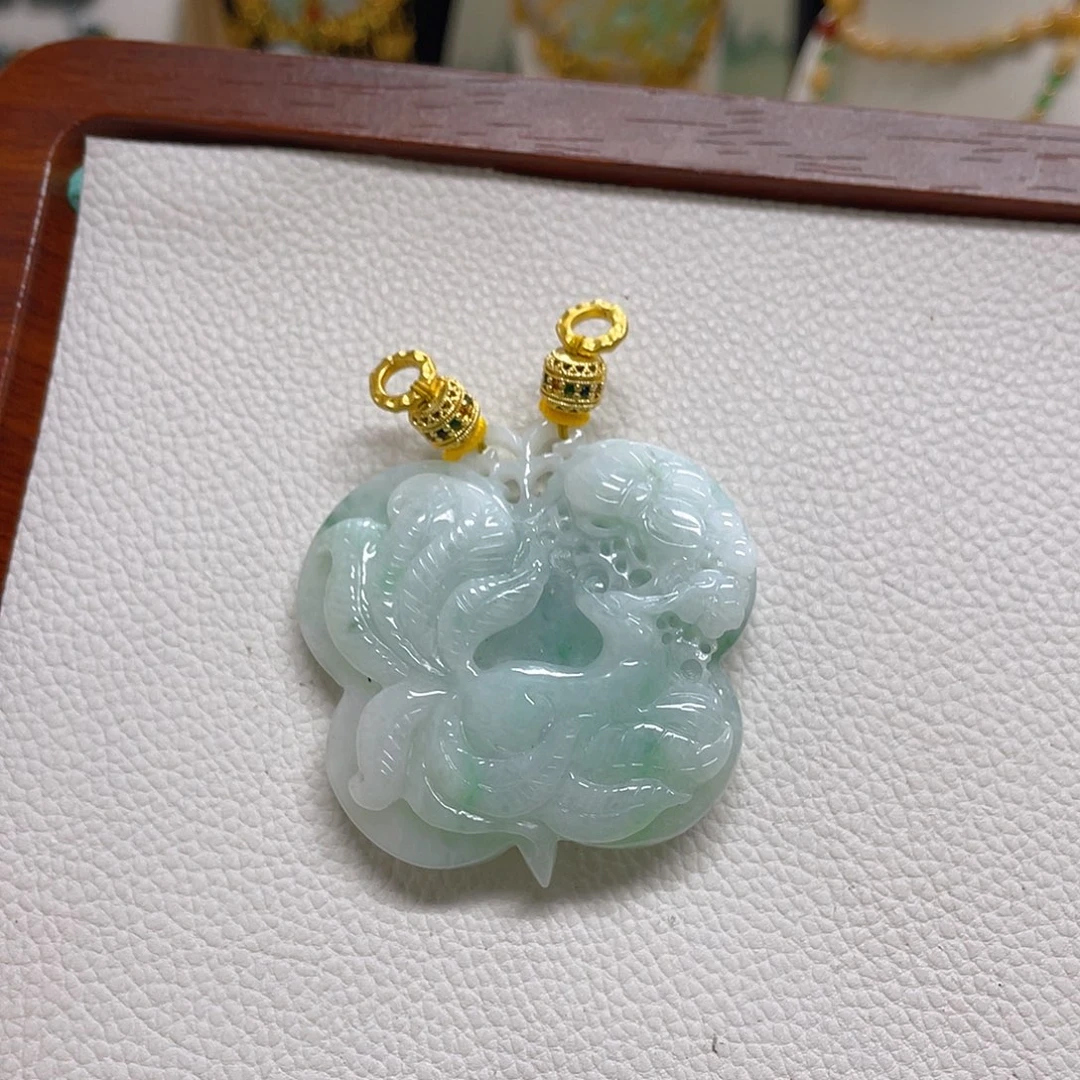 翡翠未镶嵌颈饰狐狐吊坠