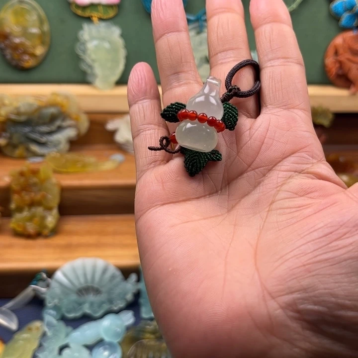 蛇纹石玉合金吊坠