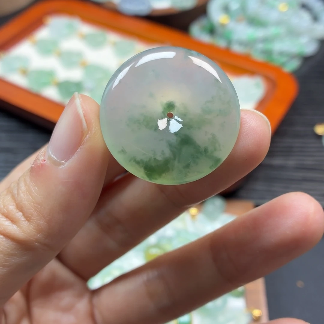 翡翠未镶嵌颈饰平安扣