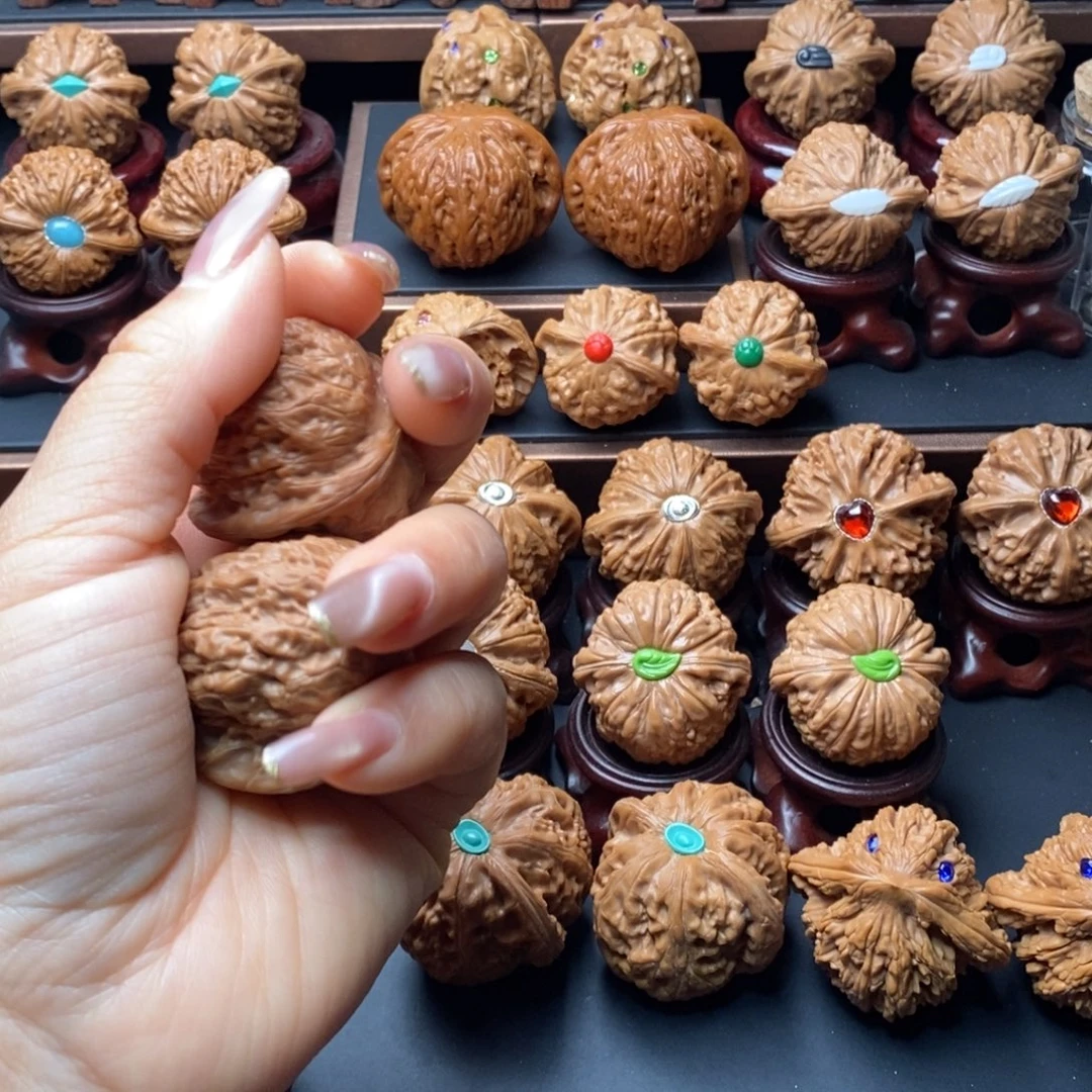 施****文玩核桃吊坠血麒麟