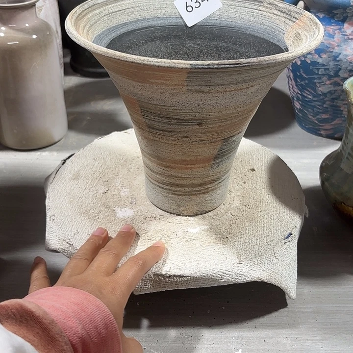 摆件陶高17，外口20，有孔，634