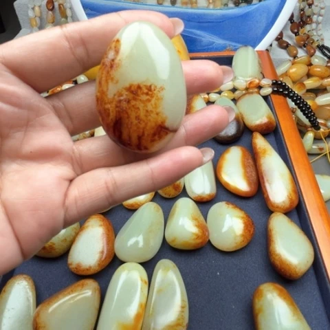 和田玉颈饰未镶嵌别*说