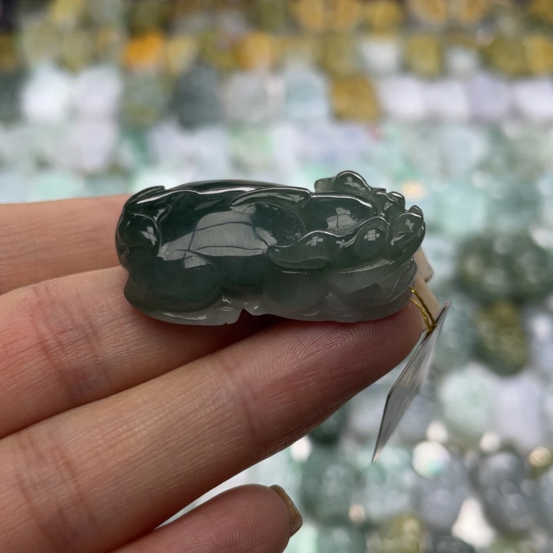 翡翠未镶嵌颈饰貔貅